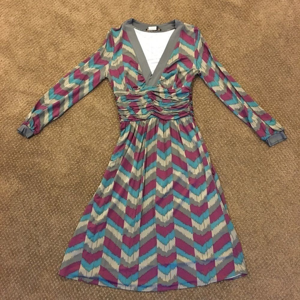 BCBGMAXAZRIA Long Sleeve Ruched Chevron V-Neck Dress – Size XS